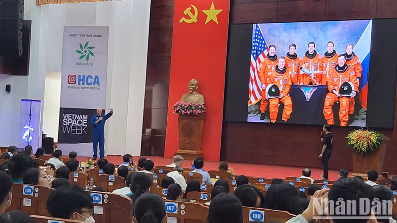 Презентация о космонавтах на открытии Недели космоса Вьетнам-Хаужанг.