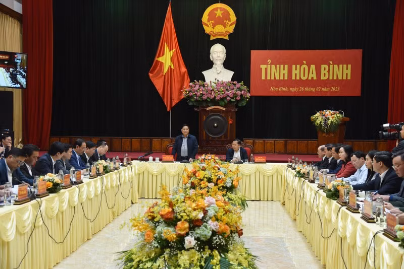 Общий вид встречи Премьер-министра с Постоянным бюро парткома провинции Хоабинь.