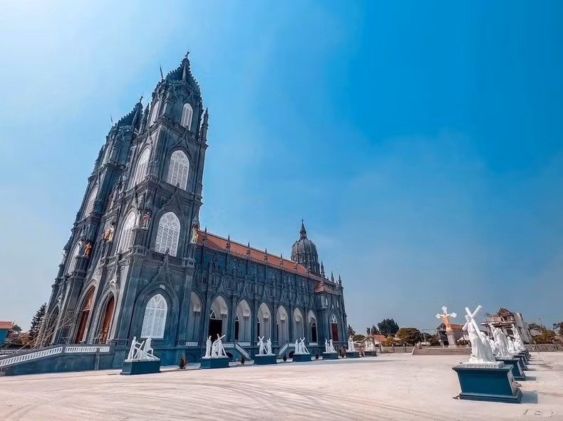 Отремонтированная церковь имела увеличенные масштабы.