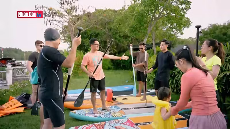 Участников тура сопровождает искренний тренер, обеспечивая для них гладкое путешествие.