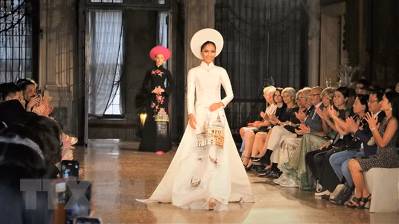 Представление «аозай» в рамках показа мод «Гармония». Фото: ВИА