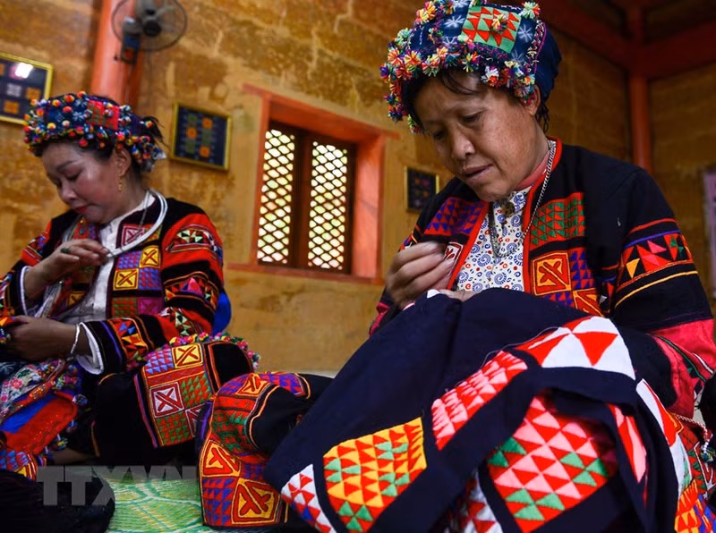 Маленькие кусочки ткани в форме треугольников создают новые узоры. Маленькие кусочки ткани в форме треугольников создают новые узоры.
