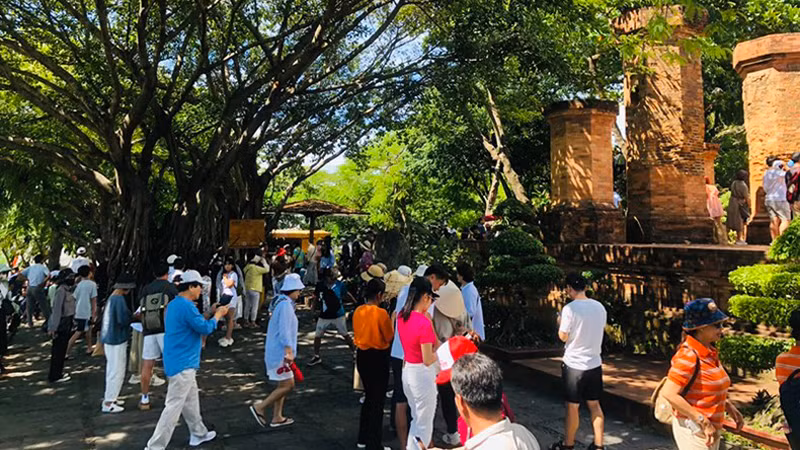 Туристы посещают башню Понагар в Нячанге (Кханьхоа). 