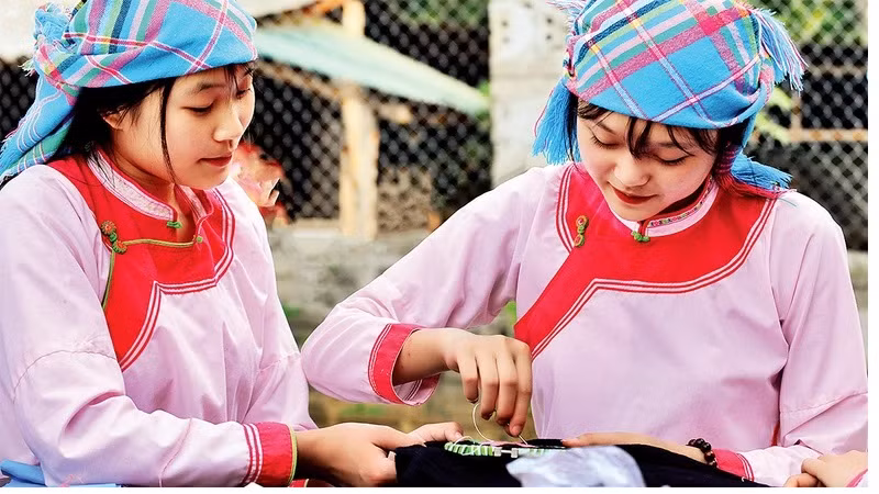 Девушки народности Жай в провинции Лайтяу занимаются шитьем.