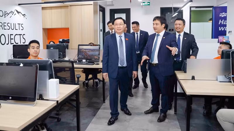 Председатель НС Выонг Динь Хюэ посещает офис FPT в Индонезии.