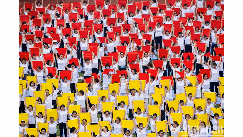 Государственный флаг был сформирован с помощью 5 тыс. красных и желтых квадратных шарфов.