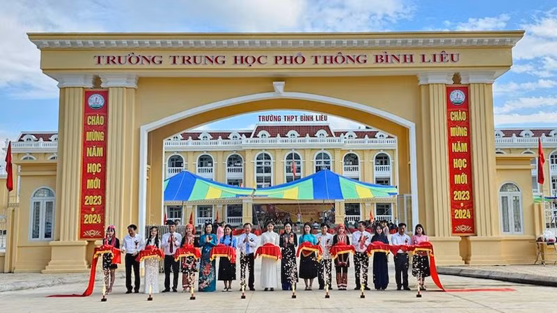 Делегаты разрезают ленточку в знак открытия школы.