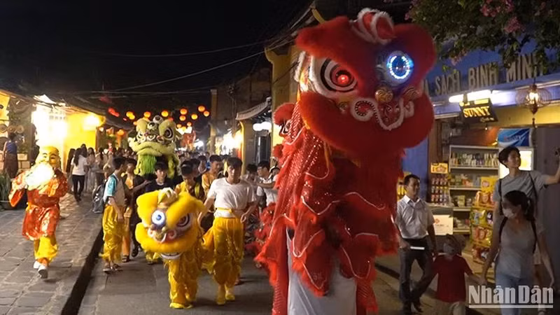 Фестиваль середины осени в Хойане.