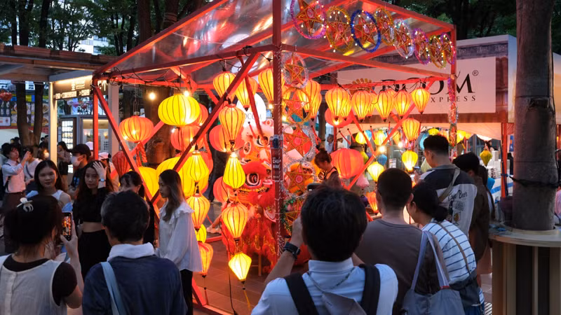 Пространство блестящих осенних фонарей. Фото: VOV