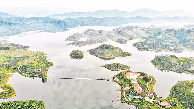 Вид на озеро Камшон с высоты.