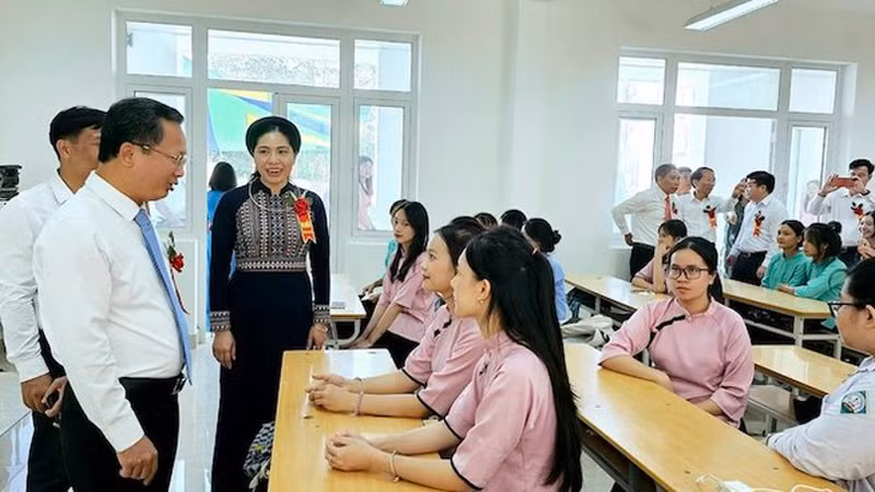 Руководители провинции Куангнинь разговаривают с учениками средней школы Биньлиеу накануне нового учебного года 2023-2024.