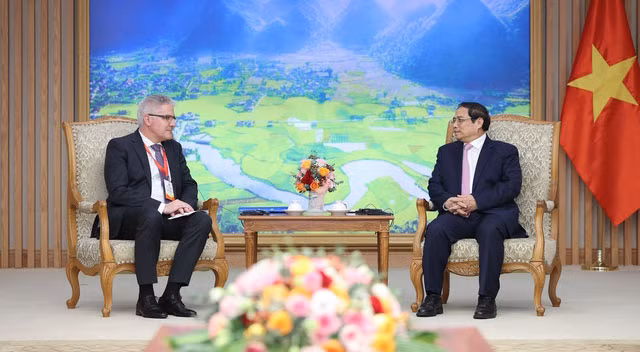 Премьер-министр Фам Минь Тьинь (справа) и руководитель Федерального департамента сельского хозяйства Швейцарии Кристиан Хофер. Фото: VGP