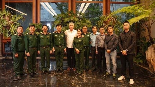 Первый секретарь Центрального комитета Коммунистической партии Кубы, Президент Республики Куба Мигель Диас-Канель фотографируется с делегацией Министерства обороны Вьетнама. (Фото: Президентский дворец Кубы/ВИА)