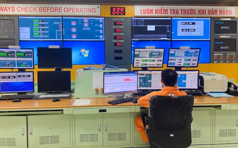 В центральной диспетчерской на тот момент, в котором выработка электроэнергии достигала 50 миллиардов кВтч электроэнергии.