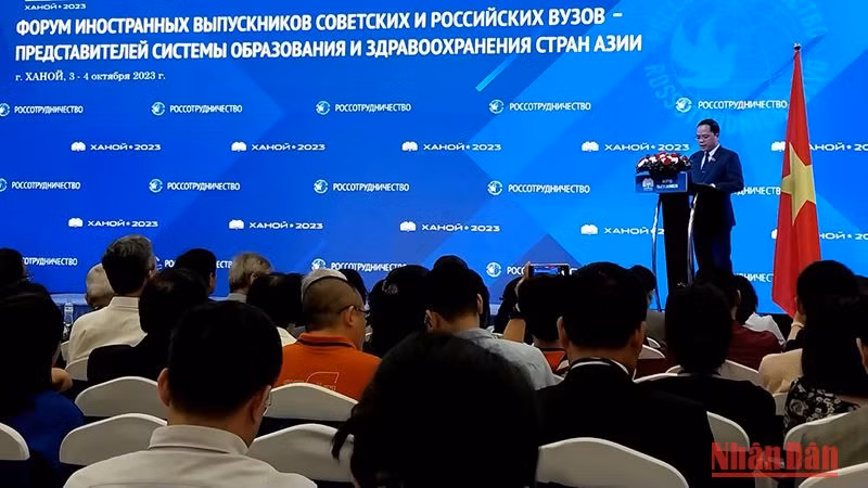 Заместитель Председателя Комитета НС по культуре и образованию Динь Конг Ши выступает с речью.