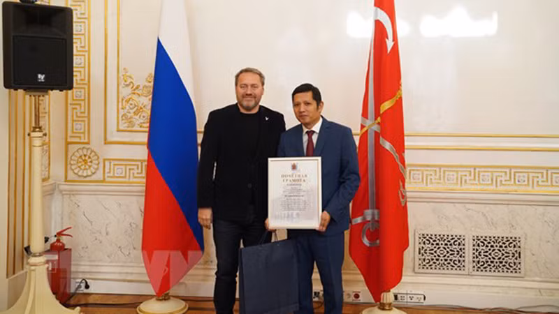 Похвальная грамота вручается директору фонда «Традиции и дружба» Нгуен Куок Хунгу. Фото: ВИА