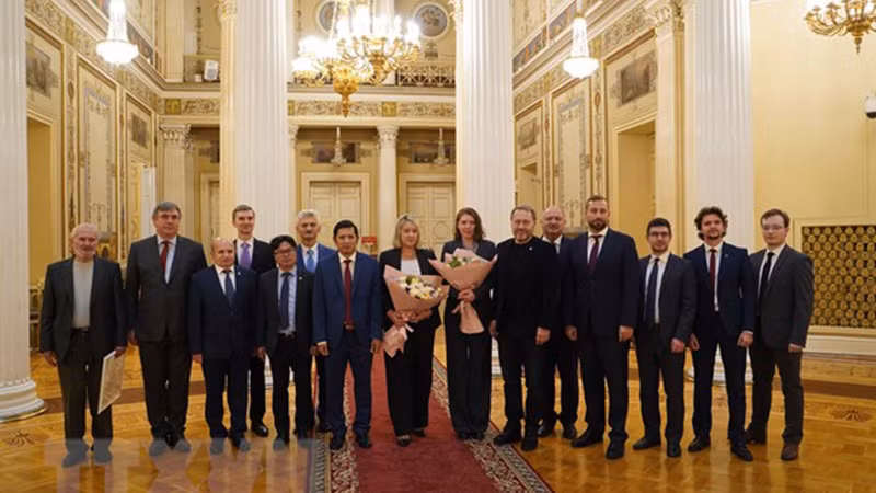 Делегаты фотографируются на память. Фото: ВИА Делегаты фотографируются на память. Фото: ВИА