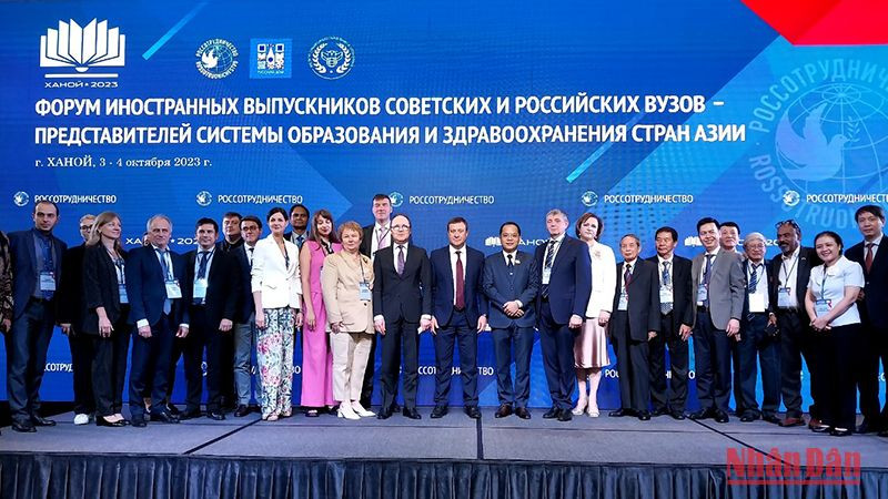 Делегаты-гости форума фотографируются на память. 