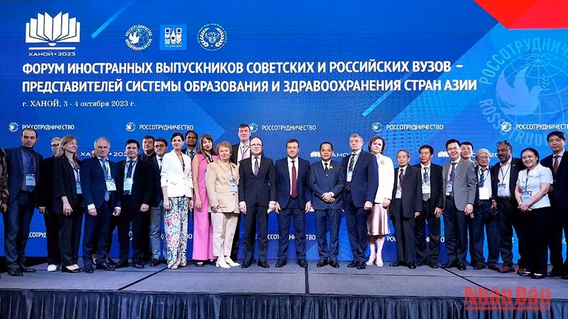 Делегаты-гости форума фотографируются на память. 