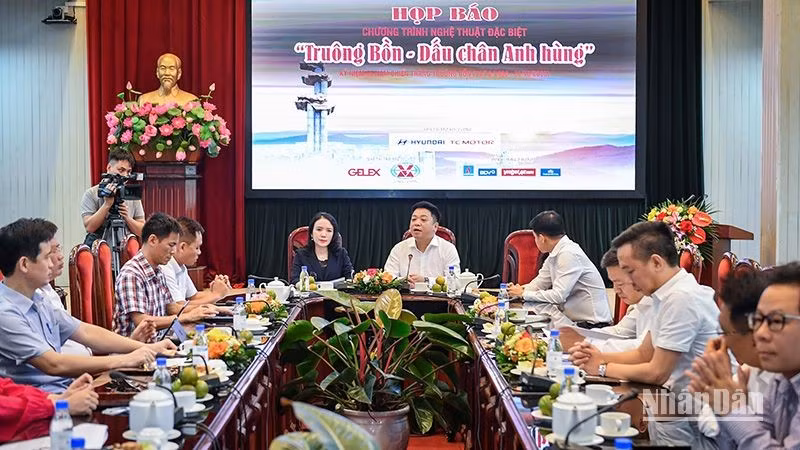 Общий вид пресс-конференции.