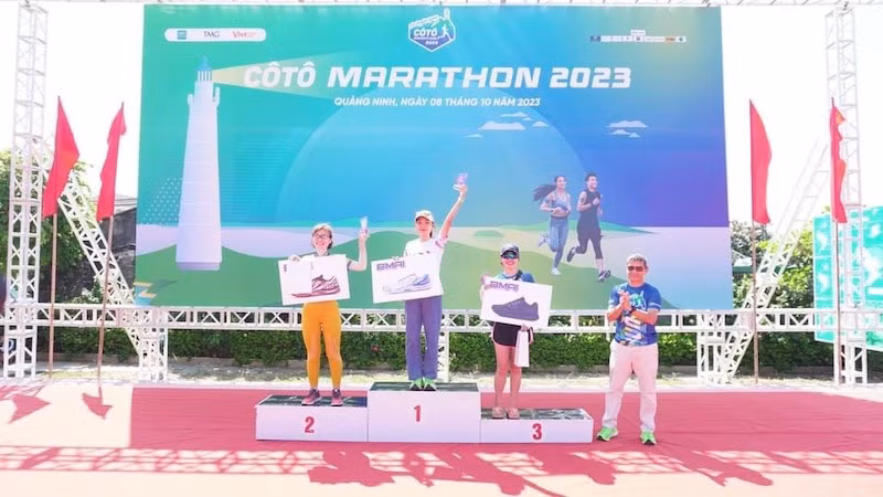 Оргкомитет вручает награды выдающимся спортсменам-женщинам. Фото: Куанг Тхо