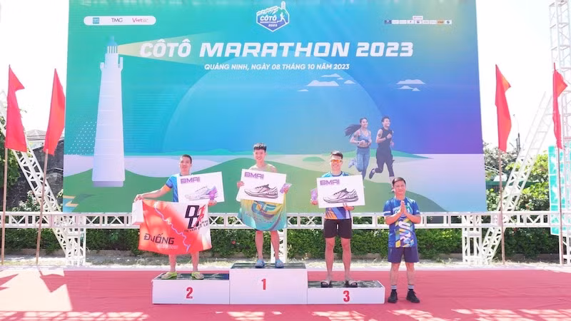 Оргкомитет вручает награды выдающимся спортсменам-мужчинам. Фото: Куанг Тхо