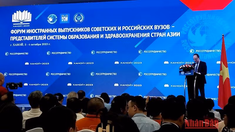 Посол России во Вьетнаме Геннадий Бездетко выступает с речью.