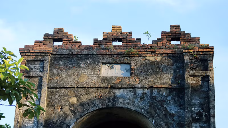 На арке висит белая вывеска, на которой выгравирован Хоаньшонкуан китайскими иероглифами. Фото: vnexpress.net
