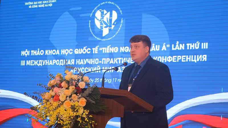 Директор Русского дома в Ханое Владимир Мурашкин выступает с речью.