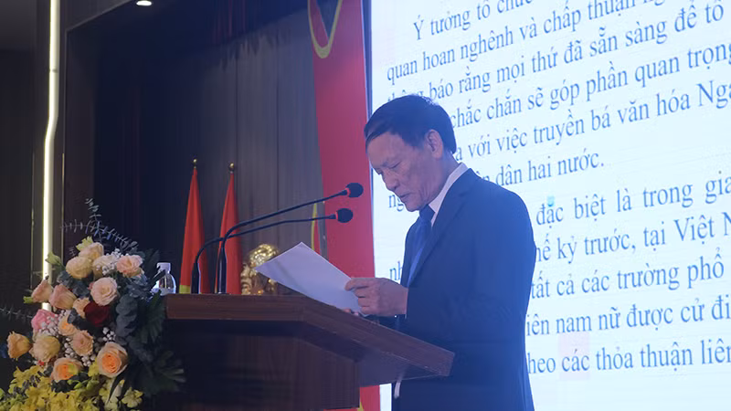 Постоянный проректор ХУПТ, профессор, кандидат наук Нгуен Конг Нгиеп выступает с речью.