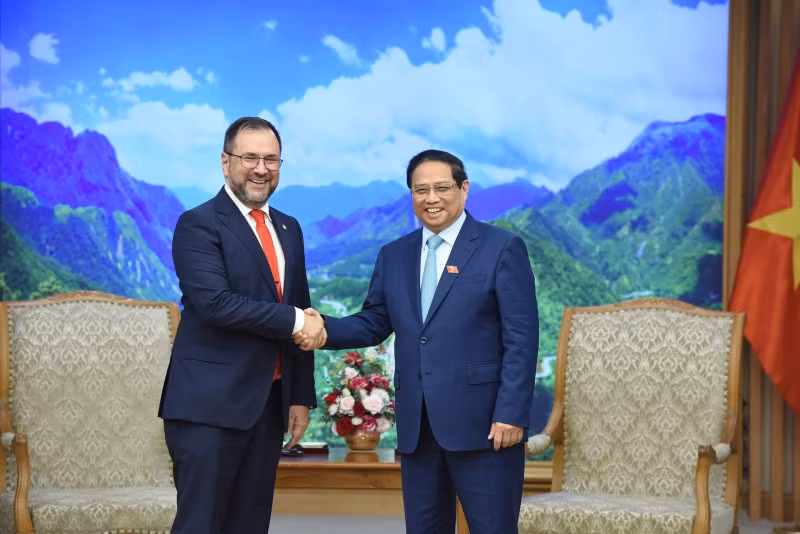 Премьер-министр Фам Минь Тьинь и Министр иностранных дел Иван Хиль Пинто. Фото: Чан Хай