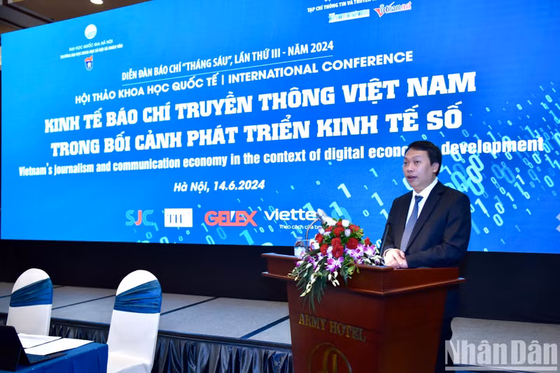 Заместитель министра информации и коммуникаций Нгуен Хюи Зунг выступает с речью.