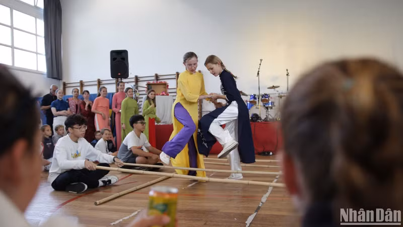 Друзья из Франции и других стран знакомятся с вьетнамскими народными играми.