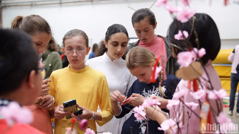 Французским детям интересно узнать о традиционном вьетнамском обычае дарить счастливые деньги на Новый год по лунному календарю.