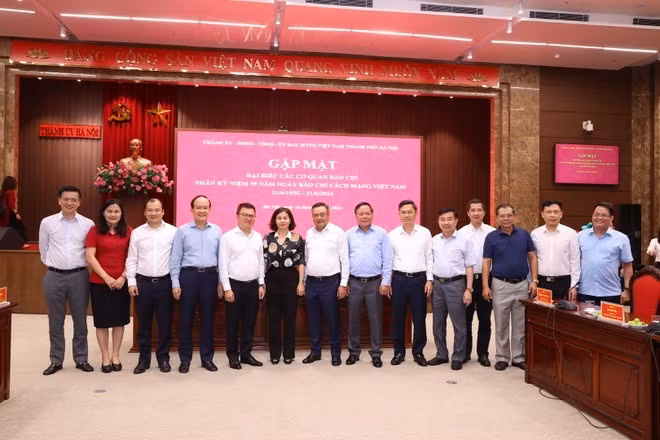 Встреча руководителей г. Ханоя с представителями пресс-агентств по случаю Дня вьетнамской революционной прессы. Фото: Кхай Лам Встреча руководителей г. Ханоя с представителями пресс-агентств по случаю Дня вьетнамской революционной прессы. Фото: Кхай Лам