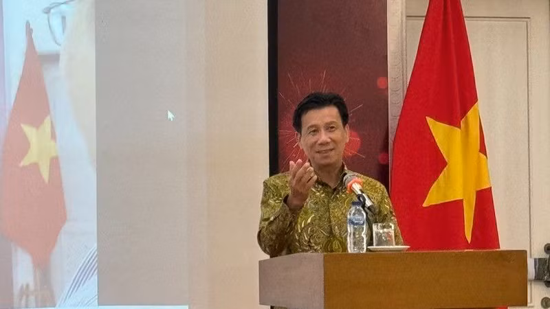 Посол Вьетнама в Индонезии Та Ван Тхонг выступает с речью. Фото: ВИА