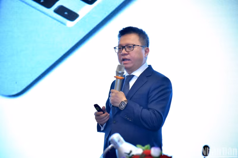 Главный редактор газеты «Нянзан» Ле Куок Минь выступает с докладом.