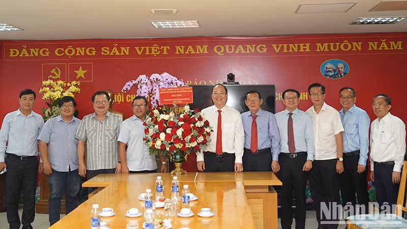 Делегация Парткома, Народного совета, Народного комитета, комитета ОФВ г. Хошимина и руководители представительства газеты «Нянзан» в г. Хошимине. Фото: Тхэ Ань Делегация Парткома, Народного совета, Народного комитета, комитета ОФВ г. Хошимина и руководители представительства газеты «Нянзан» в г. Хошимине. Фото: Тхэ Ань