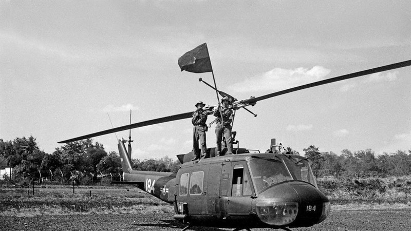 Армия освобождения атаковала и взяла под контроль аэропорт Хоабинь, а также городской уезд Буонметхуот, 1975 г.. Архивное фото: ВИА