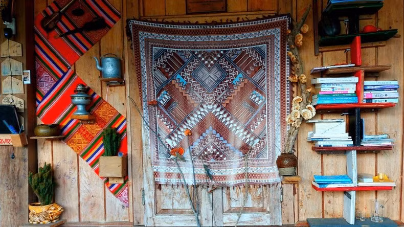 Один из красиво украшенных уголков дома у местного жителя. Один из красиво украшенных уголков дома у местного жителя.