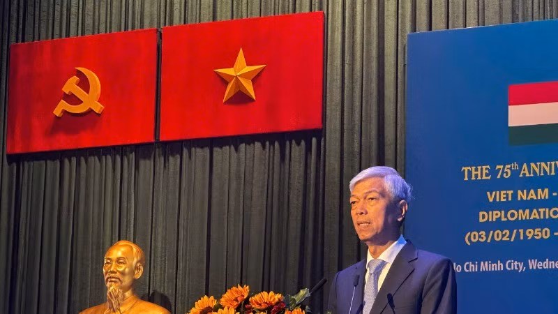 Заместитель председателя Народного комитета г. Хошимина Во Ван Хоан выступает с речью.