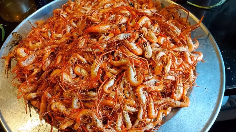 Креветки в водохранилище гидроэлектростанции – популярный деликатес. Креветки в водохранилище гидроэлектростанции – популярный деликатес.