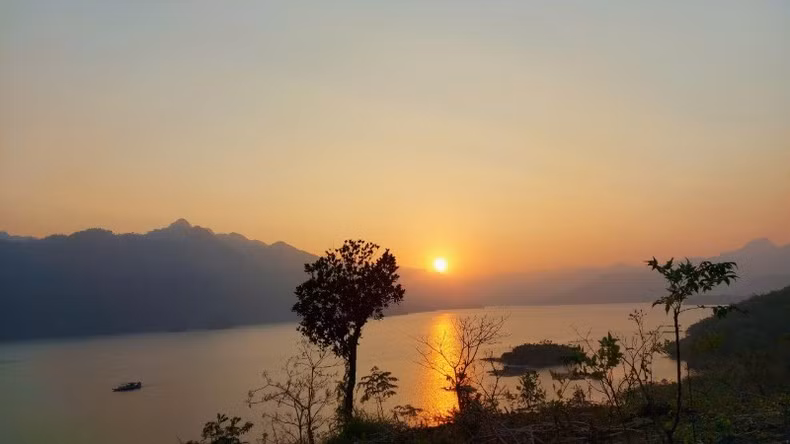 Романтичный закат над озером. Романтичный закат над озером.