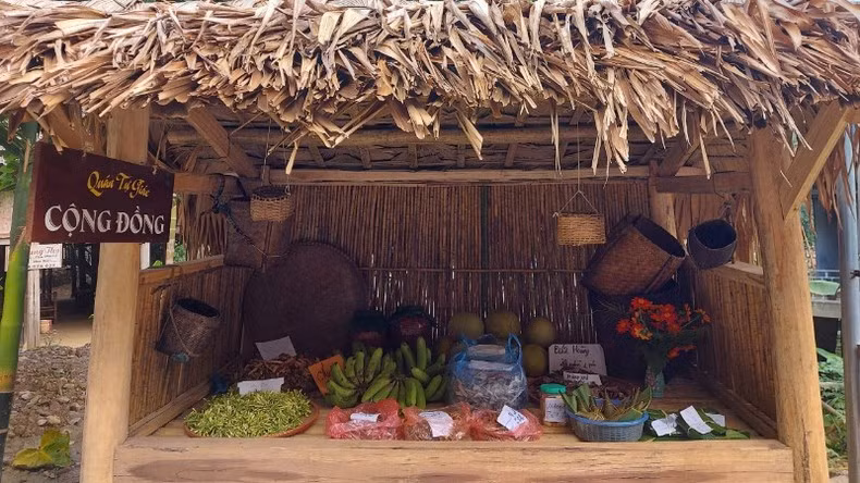 «Прилавок самообслуживания»: каждая семья выставляет на продажу свою сельхозпродукцию или другие товары с наклеенной ценой на куске бумагн, а рядом ставит плетеную корзину для хранения уплаченных денег. Днем все работают на полях, а к вечеру возвращаются и забирают деньги из своей корзины. В последние годы, с развитием общественного туризма, такие прилавки стали разнообразнее и красивее, чтобы привлечь покупателей. «Прилавок самообслуживания»: каждая семья выставляет на продажу свою сельхозпродукцию или другие товары с наклеенной ценой на куске бумагн, а рядом ставит плетеную корзину для хранения уплаченных денег. Днем все работают на полях, а к вечеру возвращаются и забирают деньги из своей корзины. В последние годы, с развитием общественного туризма, такие прилавки стали разнообразнее и красивее, чтобы привлечь покупателей.