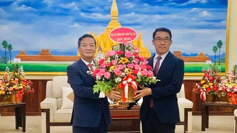 Посол Нгуен Минь Там поздравляет руководство Отдела ЦК НРПЛ по внешним связям с праздником.