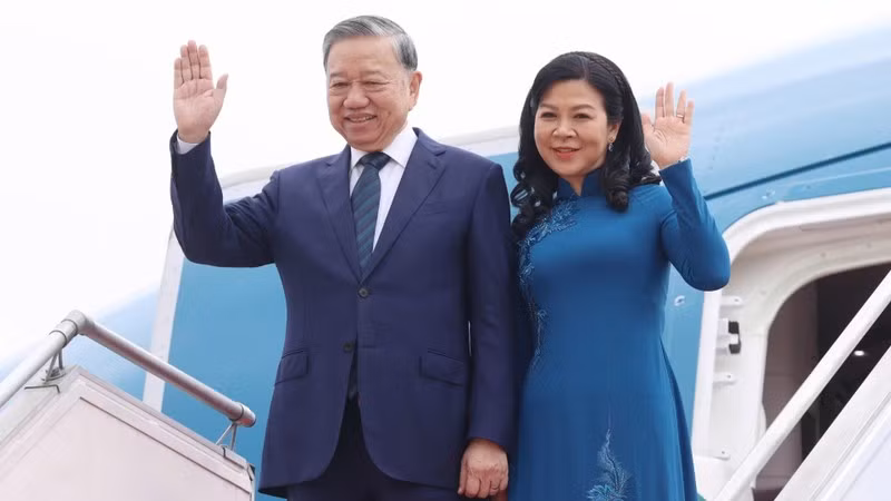 Генеральный секретарь ЦК КПВ То Лам с супругой в аэропорту. Фото: ВИА