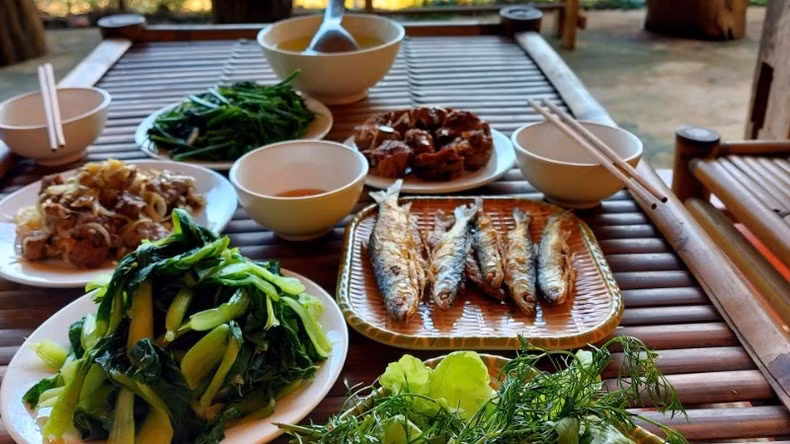 Простая еда, предлагаемая гостям у местных жителей. Простая еда, предлагаемая гостям у местных жителей.