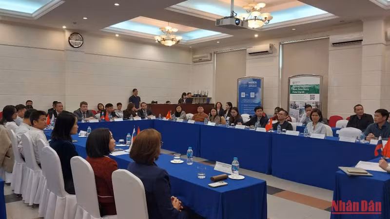 Общий вид круглого стола. Фото: Т. Лам