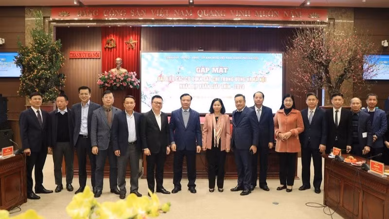 Руководители Ханоя и руководители пресс-агентств.