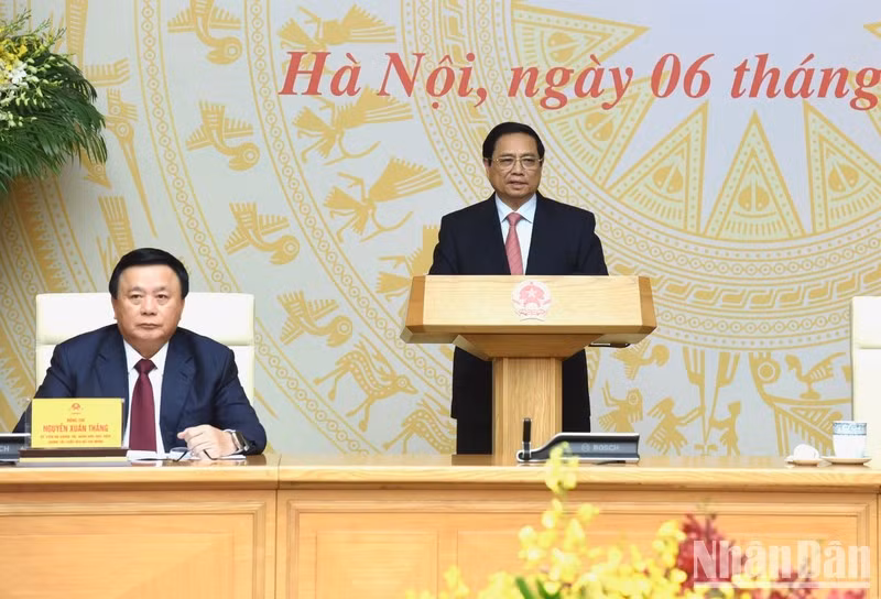 Премьер-министр Фам Минь Тьинь выступает с речью.